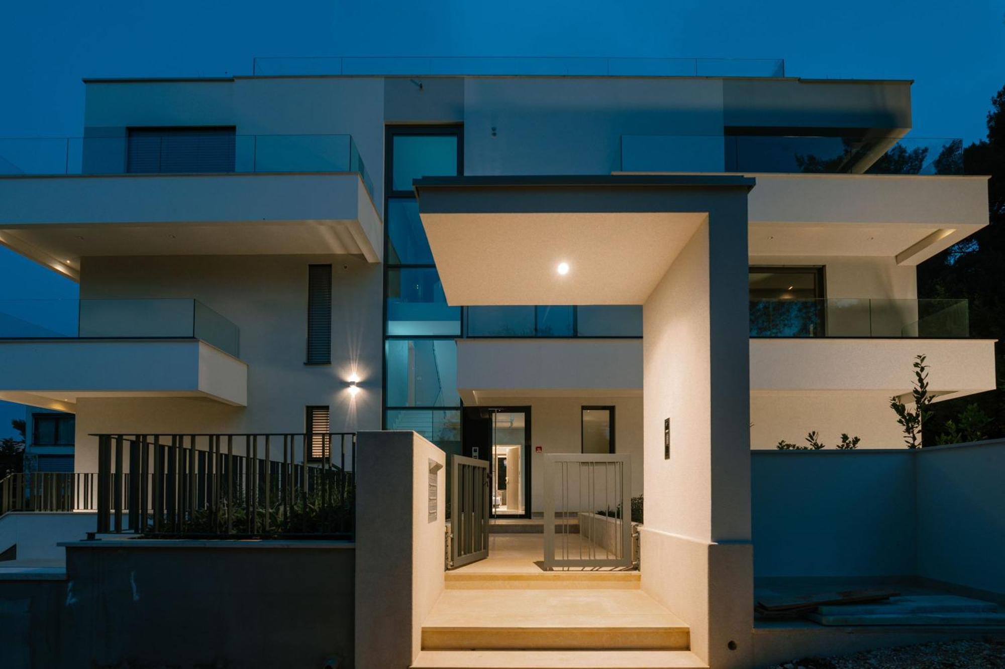 The Q Bliss - Your New 4-Star Hideaway With A Garage Ровин Екстериор снимка