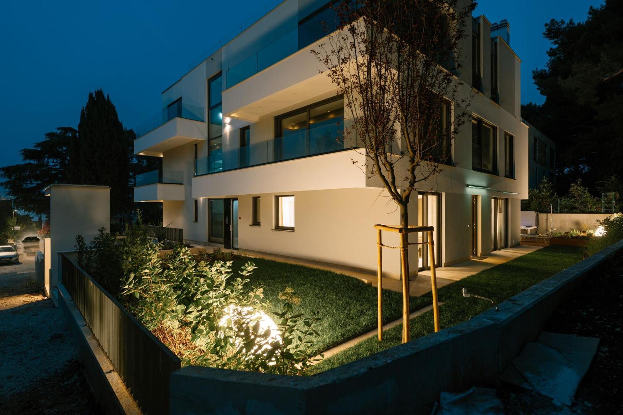 The Q Bliss - Your New 4-Star Hideaway With A Garage Ровин Екстериор снимка