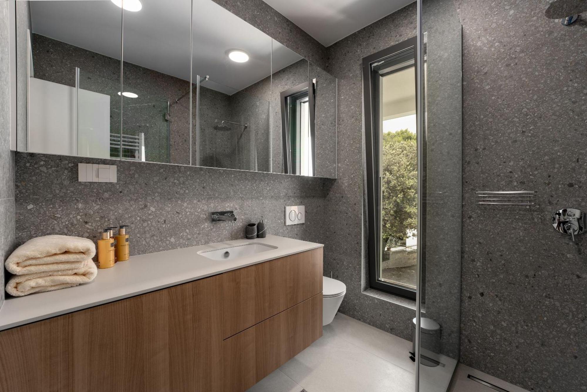 The Q Bliss - Your New 4-Star Hideaway With A Garage Ровин Екстериор снимка